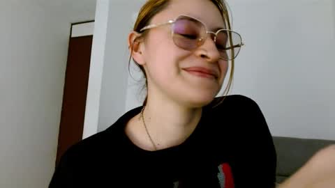 Snapshot of julie_autmn_ chatting on 03/07/26, 09:12 yules online show from 03/07/26, 09:12