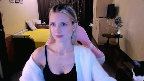 Julie online show from 11/06/25, 03:35