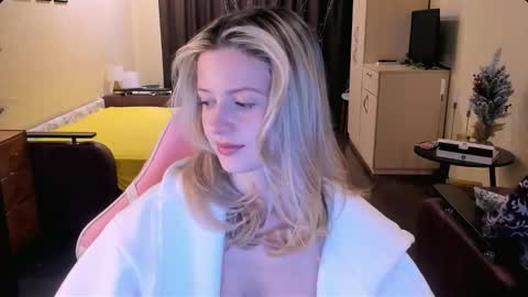 Julie online show from 11/28/25, 03:09