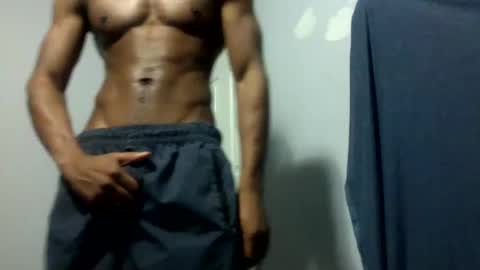 Snapshot of julienlongg chatting on 02/14/25, 06:02 Julien online show from 02/14/25, 06:02