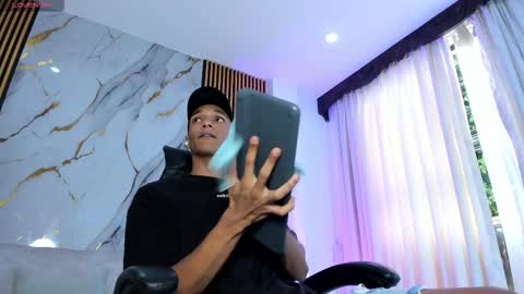 Julien online show from 12/05/25, 12:14