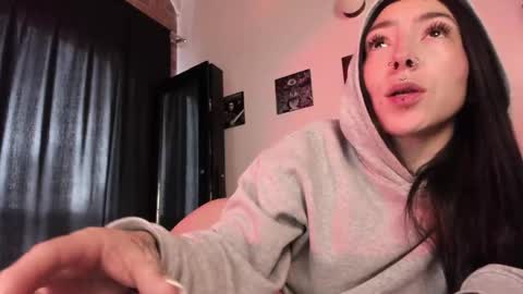 Snapshot of juliet_sourire chatting on 03/04/25, 01:17 juliet_sourire online show from 03/04/25, 01:17