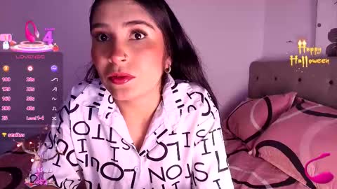 Snapshot of julieta4 chatting on 10/11/25, 10:52 Julieta4 online show from 10/11/25, 10:52