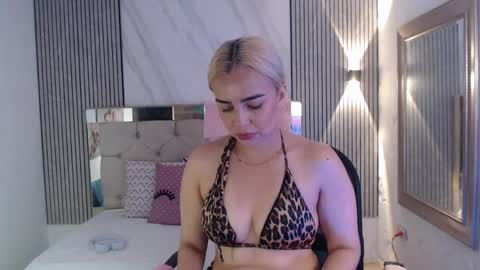 Snapshot of julieta__fox_ chatting on 06/07/26, 04:00 julieta__fox_ online show from 06/07/26, 04:00