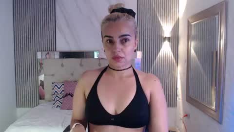 Snapshot of julieta__fox_ chatting on 06/12/26, 07:02 julieta__fox_ online show from 06/12/26, 07:02