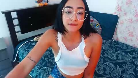 Snapshot of julieta_art1 chatting on 12/23/24, 12:03 julieta art1 online show from 12/23/24, 12:03
