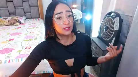 Snapshot of julieta_art1 chatting on 02/02/25, 12:30 julieta art1 online show from 02/02/25, 12:30