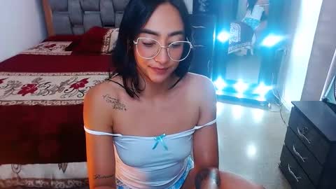 Snapshot of julieta_art1 chatting on 03/08/25, 02:01 julieta art1 online show from 03/08/25, 02:01