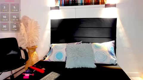 Snapshot of julieta_coopeer_ chatting on 11/09/25, 10:24 Julieta online show from 11/09/25, 10:24