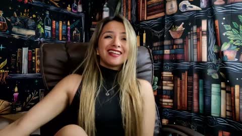 Snapshot of julietta__jackson chatting on 12/23/24, 10:33 Julietta Jackson online show from 12/23/24, 10:33