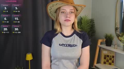 Snapshot of juliettakaniecki chatting on 10/17/25, 03:10 Mia online show from 10/17/25, 03:10