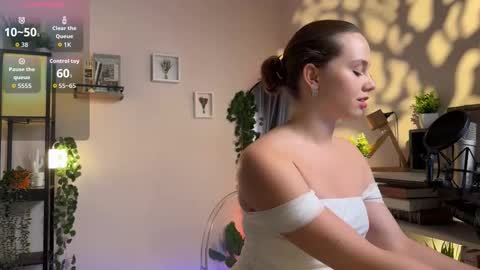 Snapshot of juliette_junson chatting on 09/23/25, 02:09 Julie online show from 09/23/25, 02:09