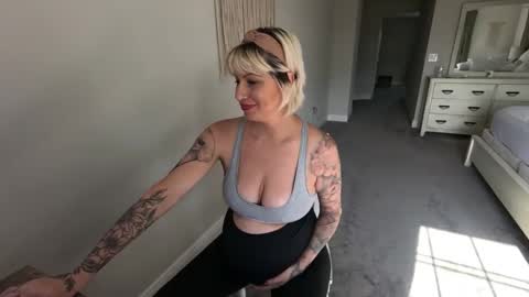 Snapshot of juliewets chatting on 12/20/24, 05:29 Julie online show from 12/20/24, 05:29