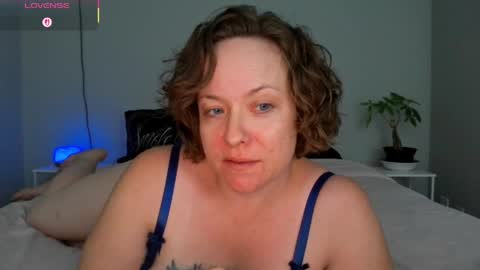 Snapshot of julimonroe chatting on 04/27/26, 03:04 Juli Monroe online show from 04/27/26, 03:04