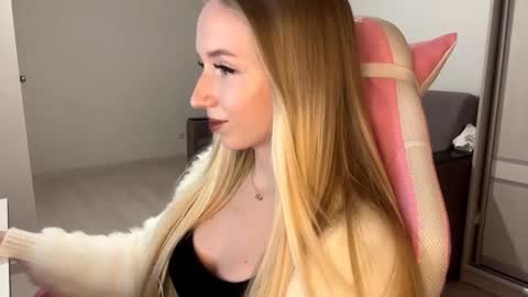 Snapshot of julissariecke chatting on 11/09/25, 03:32 Sofie online show from 11/09/25, 03:32