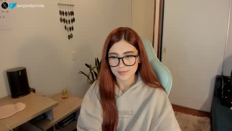 Snapshot of jungleofpandas chatting on 11/16/25, 04:07 Call me Sussy online show from 11/16/25, 04:07