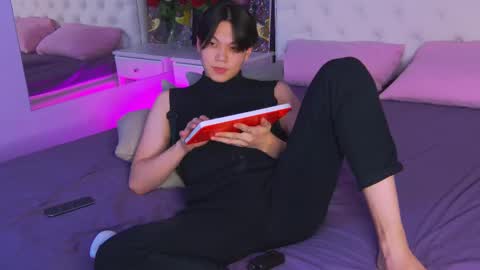 just_gay_ online show from 03/08/25, 10:34
