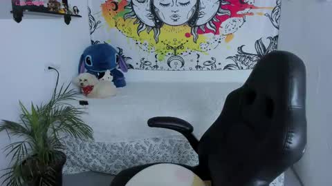 Snapshot of just_katiex chatting on 12/05/25, 12:25 Sofia online show from 12/05/25, 12:25