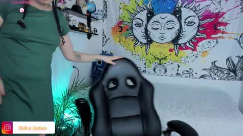 Snapshot of just_katiex chatting on 12/19/25, 06:04 Sofia online show from 12/19/25, 06:04