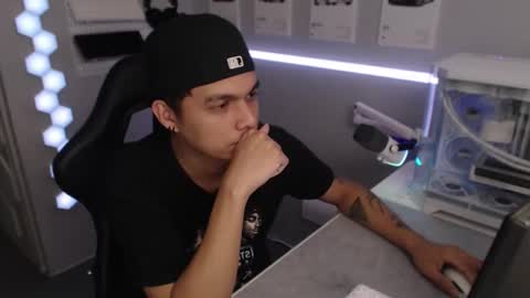 Snapshot of justagamerxxx chatting on 11/21/25, 12:15 Rhys online show from 11/21/25, 12:15