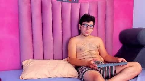 JUSTIN Y JAZMIN online show from 12/22/25, 07:33