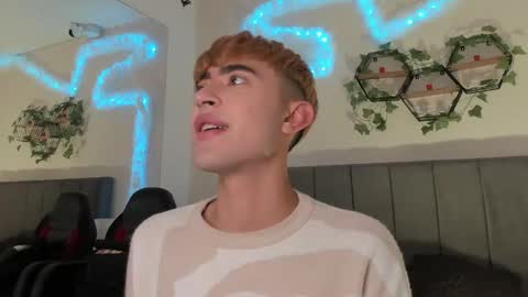 Snapshot of justinbe_ chatting on 09/15/25, 11:21 Justin online show from 09/15/25, 11:21