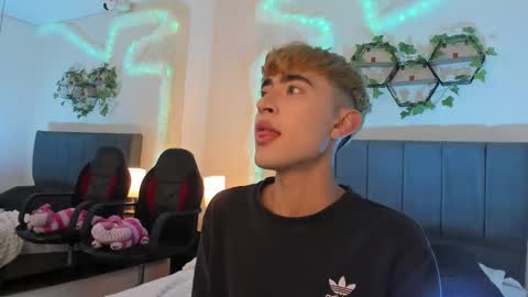 Snapshot of justinbe_ chatting on 09/17/25, 11:45 Justin online show from 09/17/25, 11:45