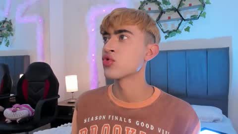 Snapshot of justinbe_ chatting on 09/18/25, 11:45 Justin online show from 09/18/25, 11:45