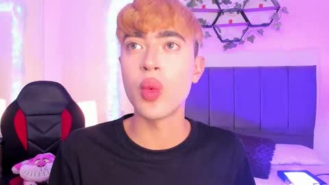 Snapshot of justinbe_ chatting on 10/02/25, 11:28 Justin online show from 10/02/25, 11:28