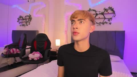 Snapshot of justinbe_ chatting on 10/08/25, 11:19 Justin online show from 10/08/25, 11:19