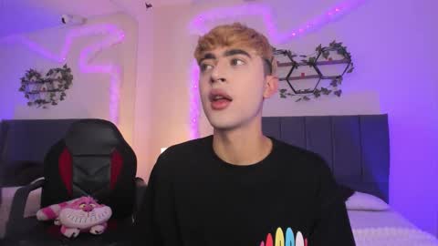 Snapshot of justinbe_ chatting on 10/14/25, 11:33 Justin online show from 10/14/25, 11:33