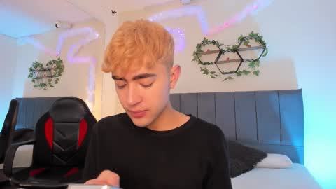 Snapshot of justinbe_ chatting on 10/30/25, 11:22 Justin online show from 10/30/25, 11:22