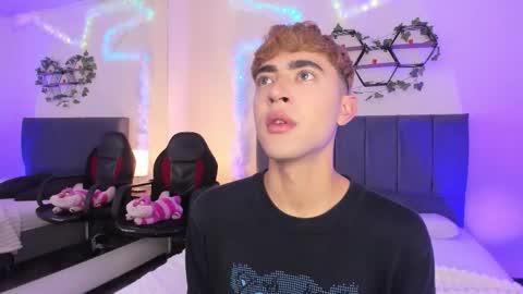 Snapshot of justinbe_ chatting on 11/19/25, 11:21 Justin online show from 11/19/25, 11:21