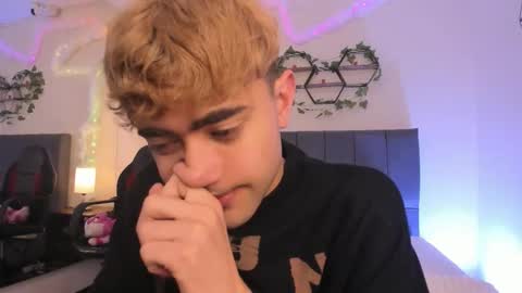 Snapshot of justinbe_ chatting on 12/03/25, 11:19 Justin online show from 12/03/25, 11:19