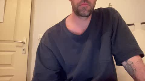 Snapshot of justmeandyou00 chatting on 02/02/26, 04:06 justmeandyou00 online show from 02/02/26, 04:06