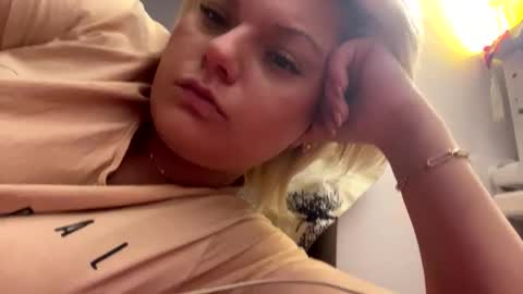 Kaelia and Daniel online show from 10/20/25, 06:08