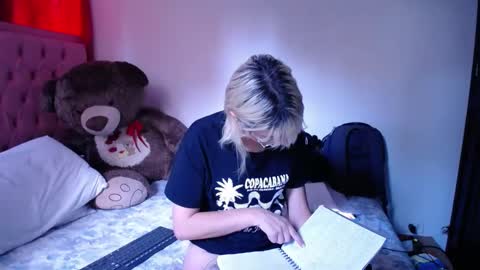 Snapshot of kaira111 chatting on 11/12/25, 11:54 kaira111 online show from 11/12/25, 11:54