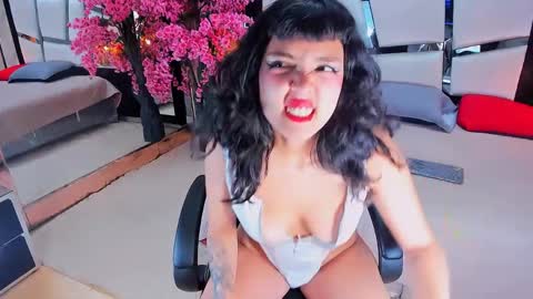 Snapshot of kaitlyn_stone01 chatting on 04/05/26, 12:35 online show from 04/05/26, 12:35