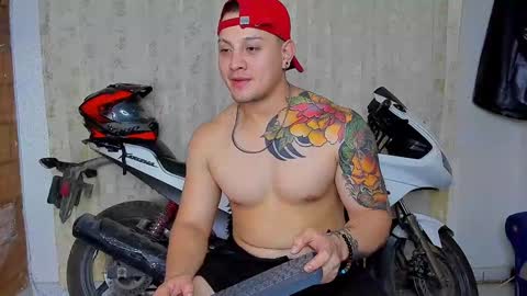 Snapshot of kaledd_musclee chatting on 12/22/24, 03:22 Kaledd musclees room Master online show from 12/22/24, 03:22