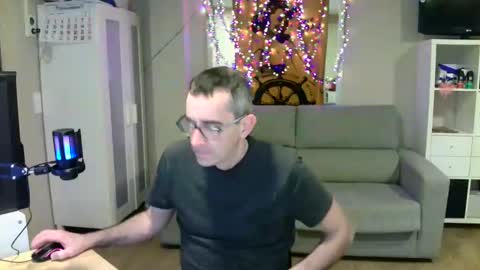 Snapshot of kalem48 chatting on 01/01/25, 10:46 MusicMen49 online show from 01/01/25, 10:46