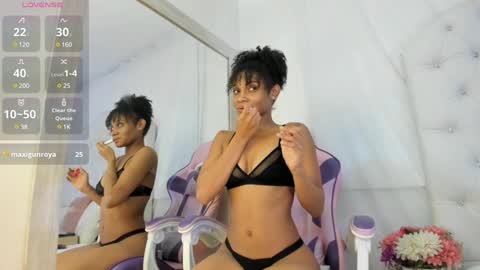 Snapshot of kamila_arias chatting on 12/19/24, 07:29 online show from 12/19/24, 07:29