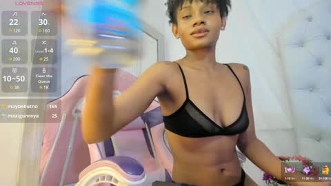 Snapshot of kamila_arias chatting on 12/19/24, 10:32 online show from 12/19/24, 10:32
