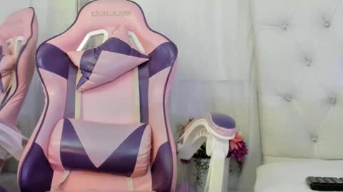 Snapshot of kamila_arias chatting on 02/19/25, 12:00 online show from 02/19/25, 12:00