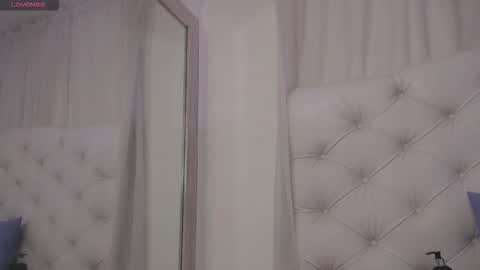 Snapshot of kamila_arias chatting on 10/17/25, 02:08 online show from 10/17/25, 02:08