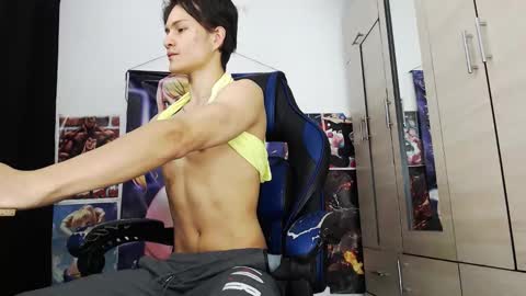 Snapshot of kanekixxxhot chatting on 12/18/25, 02:01 andres online show from 12/18/25, 02:01