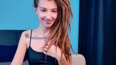 Snapshot of karatart chatting on 10/28/25, 08:33 Kara online show from 10/28/25, 08:33