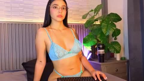 Snapshot of karlisweet chatting on 11/28/25, 02:25 Karli online show from 11/28/25, 02:25