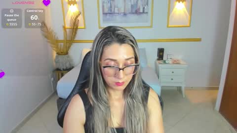 karlyy_ online show from 11/21/25, 07:23