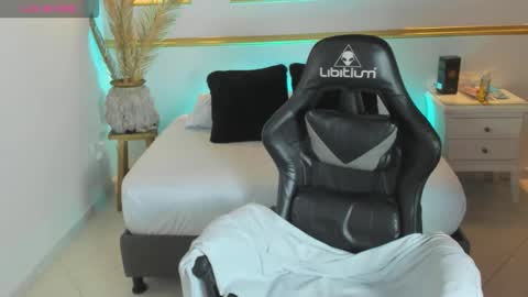 karlyy_ online show from 12/22/25, 07:11