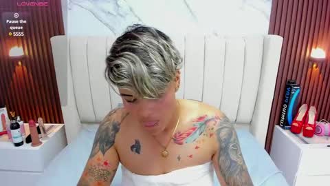 Snapshot of karolandluna chatting on 02/12/25, 05:58 Karol and Luna online show from 02/12/25, 05:58